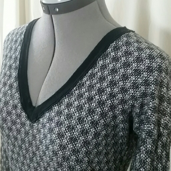 LEITH V Neck Gray V Neck Hi Low Sweater Size S - Picture 2 of 7